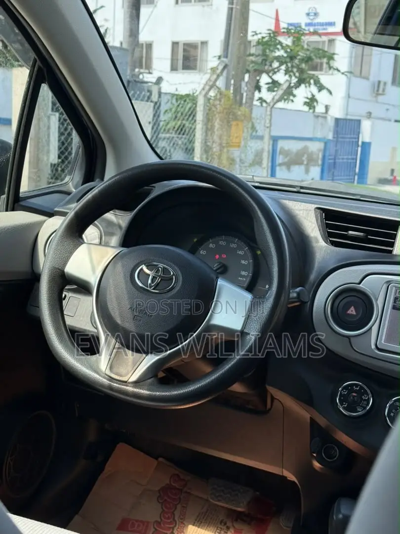 Toyota Vitz 1.3 FWD 5dr 2012 Blue