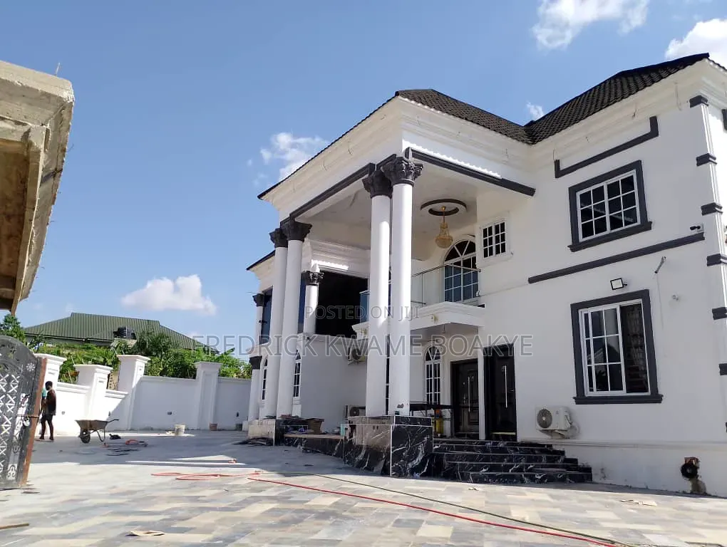 6bdrm House in Brother K Estate, Kumasi Metropolitan for sale