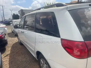 Toyota Sienna 2010 White
