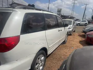 Toyota Sienna 2010 White