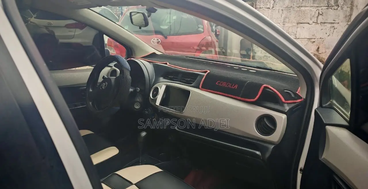 Toyota Vitz 2012 Silver