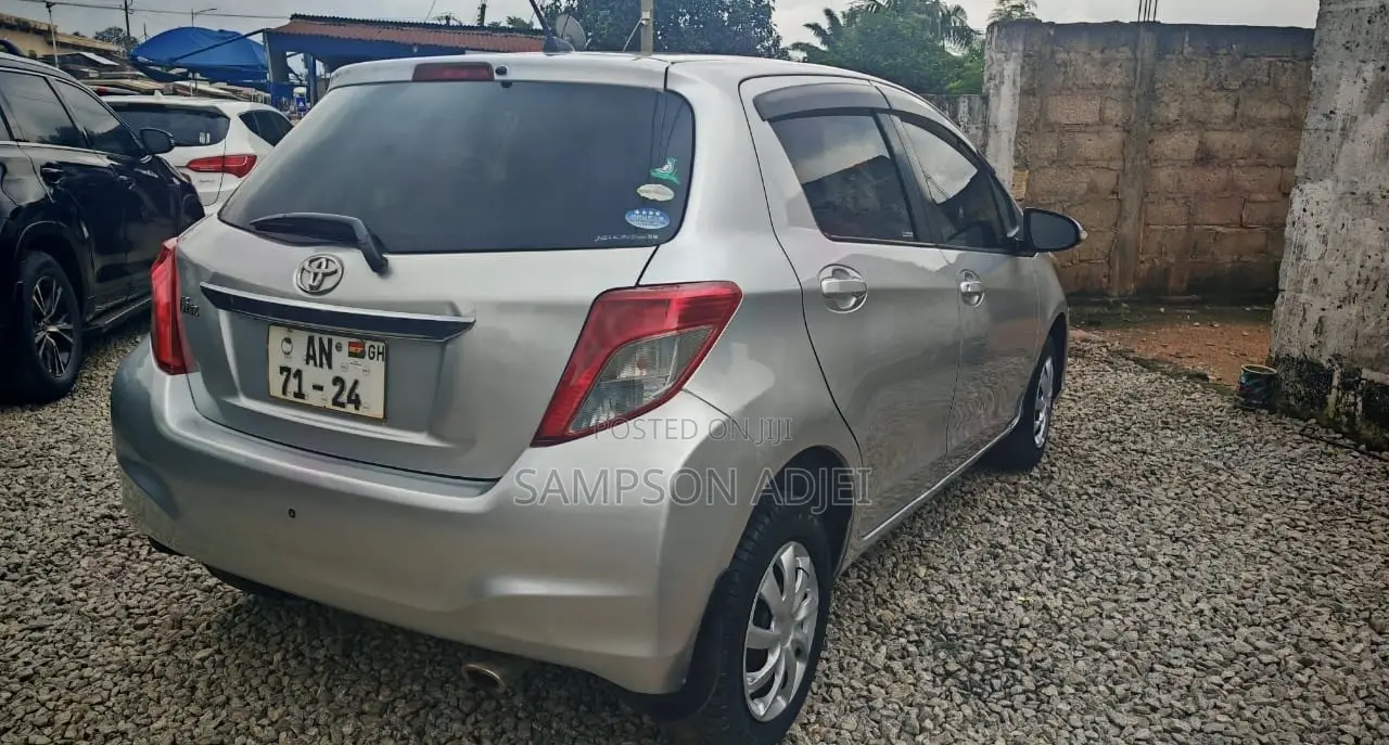 Toyota Vitz 2012 Silver