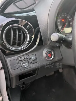 Toyota Vitz 1.3 AWD 3dr 2015 Pearl