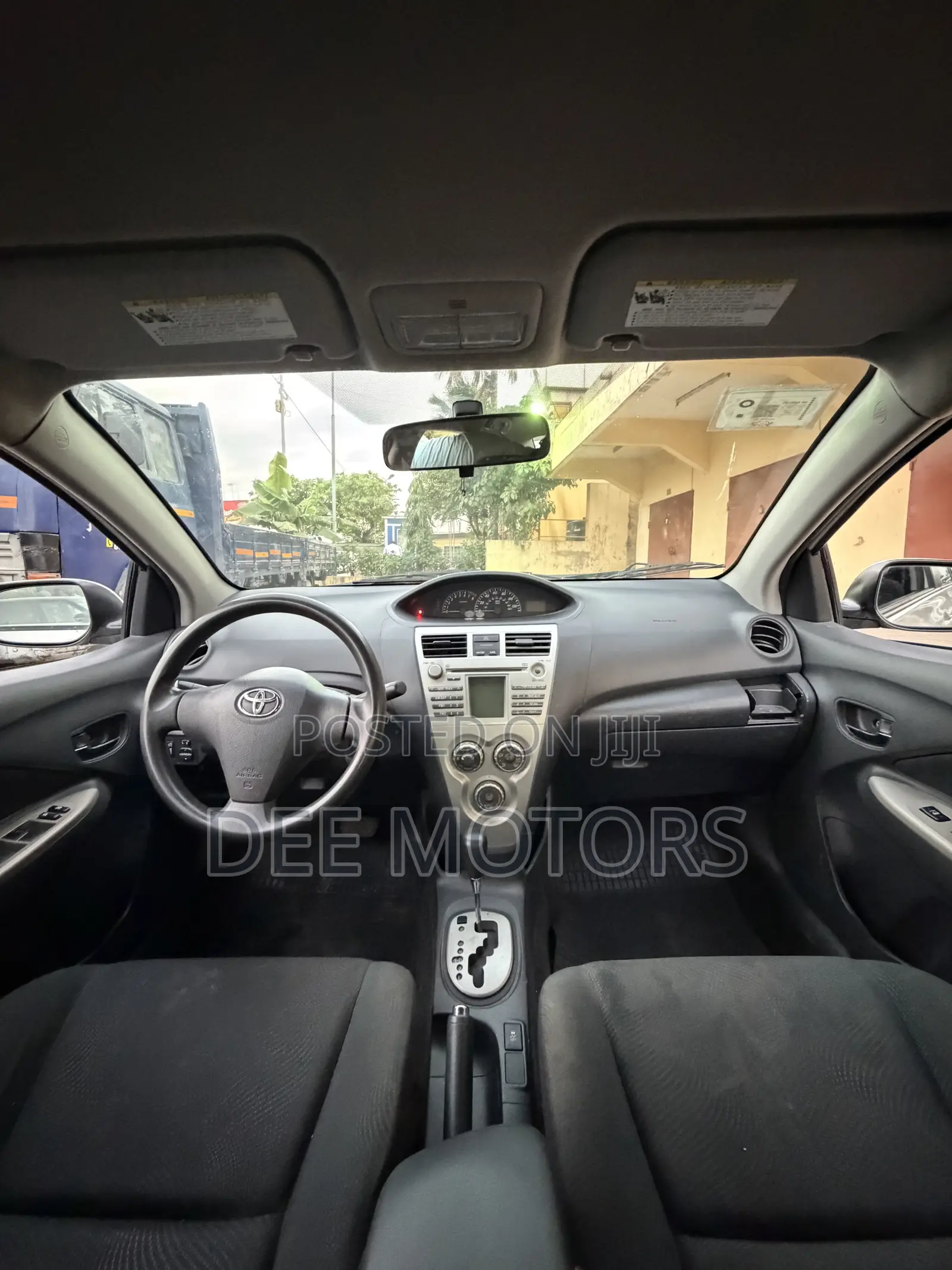 Toyota Yaris SE Hatchback 5dr 2012 Silver