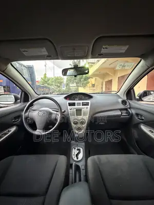 Toyota Yaris SE Hatchback 5dr 2012 Silver