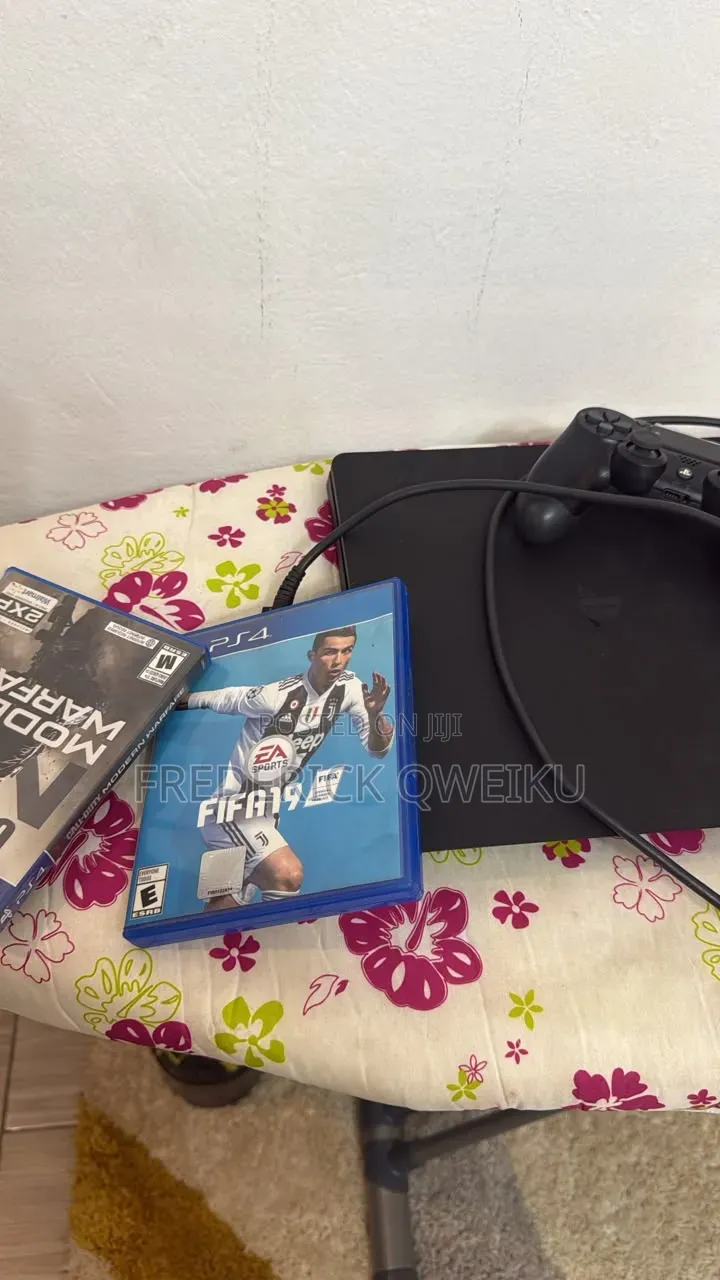 Play Station 4 Slim