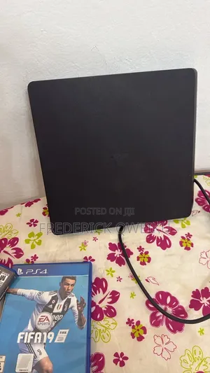 Play Station 4 Slim