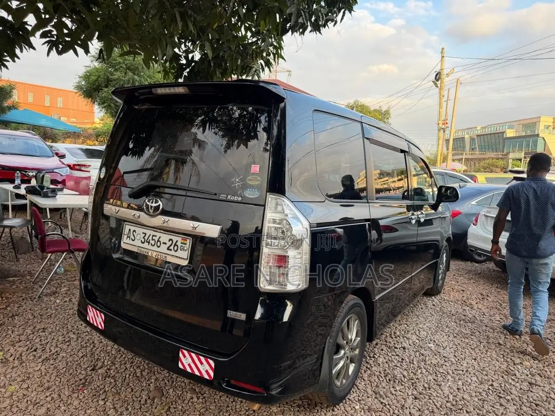 Toyota Voxy 2013 Black
