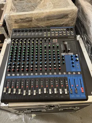 YAMAH 16-Channel Mixing Console