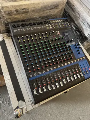 YAMAH 16-Channel Mixing Console