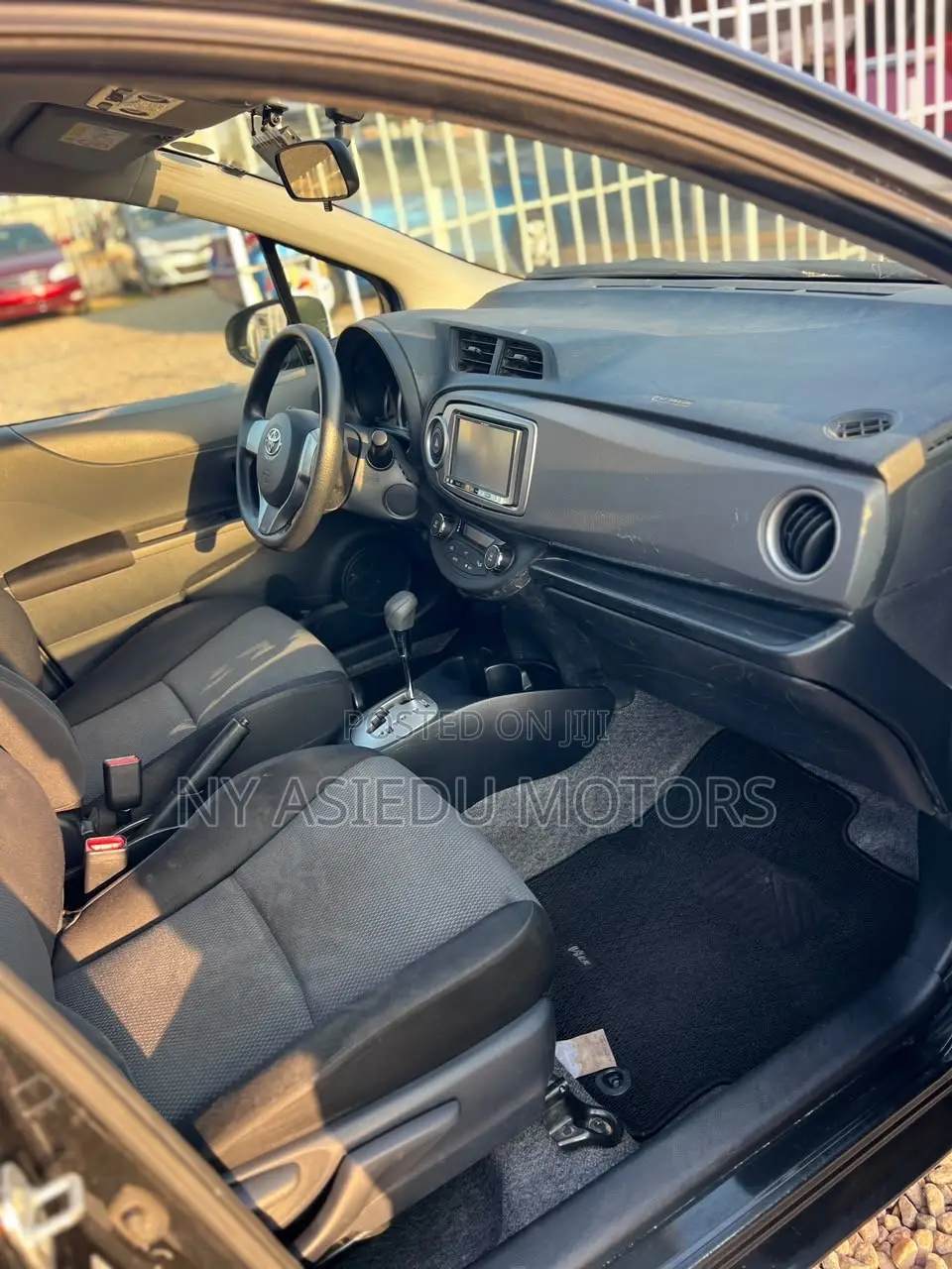 Toyota Vitz 1.3 FWD 5dr 2013 Black
