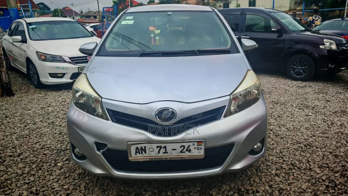 Toyota Vitz 1.3 FWD 5dr 2012 Silver