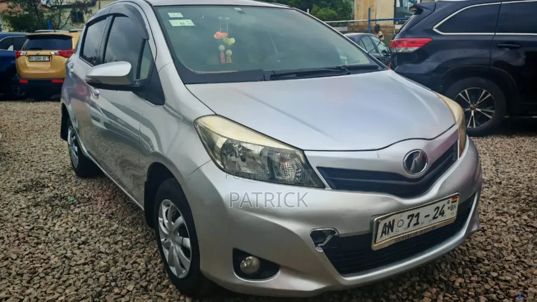 Toyota Vitz 1.3 FWD 5dr 2012 Silver