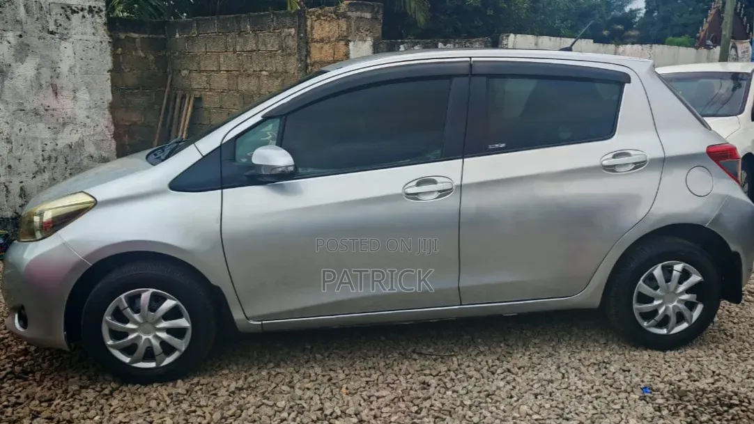 Toyota Vitz 1.3 FWD 5dr 2012 Silver