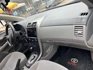 Toyota Corolla LE 4dr Sedan (1.8L 4cyl 4A) 2010 Silver