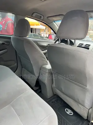 Toyota Corolla LE 4dr Sedan (1.8L 4cyl 4A) 2010 Silver