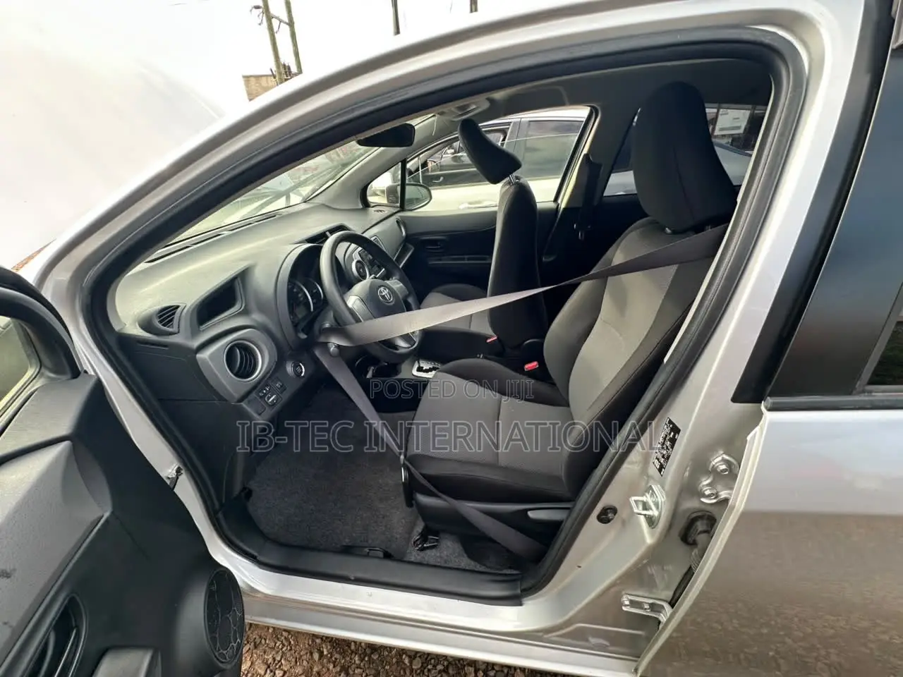 Toyota Vitz 2014 Silver