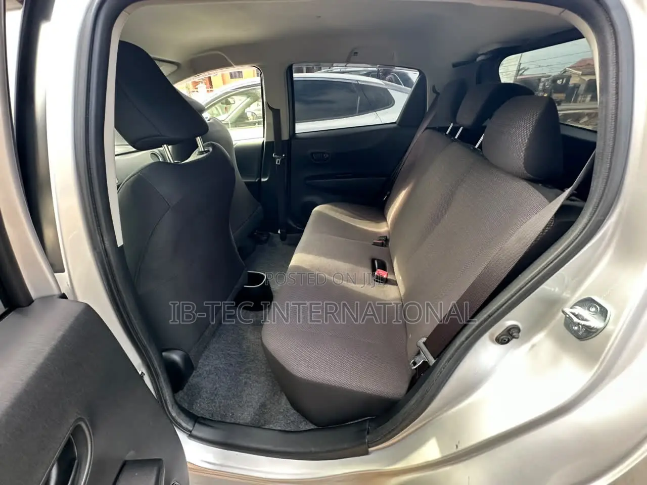 Toyota Vitz 2014 Silver