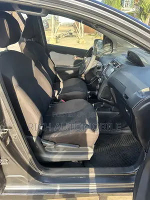 Toyota Vitz 1.3 FWD 3dr 2010 Gray