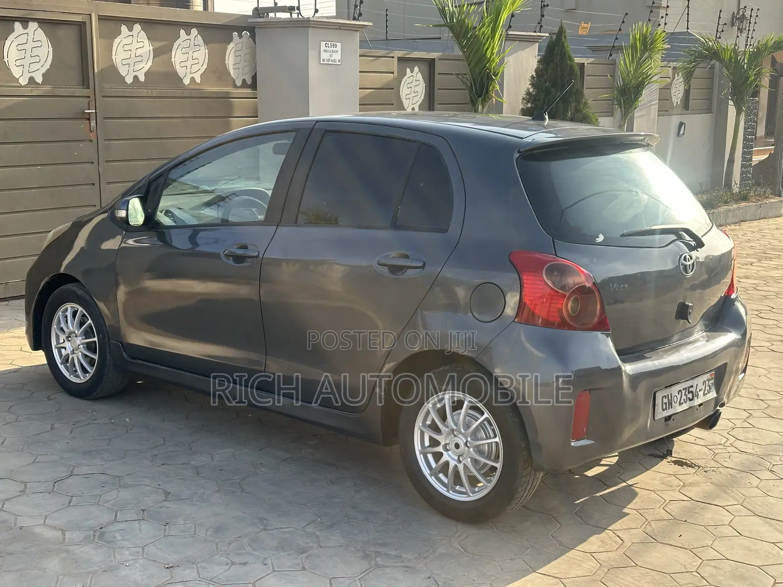 Toyota Vitz 1.3 FWD 3dr 2010 Gray