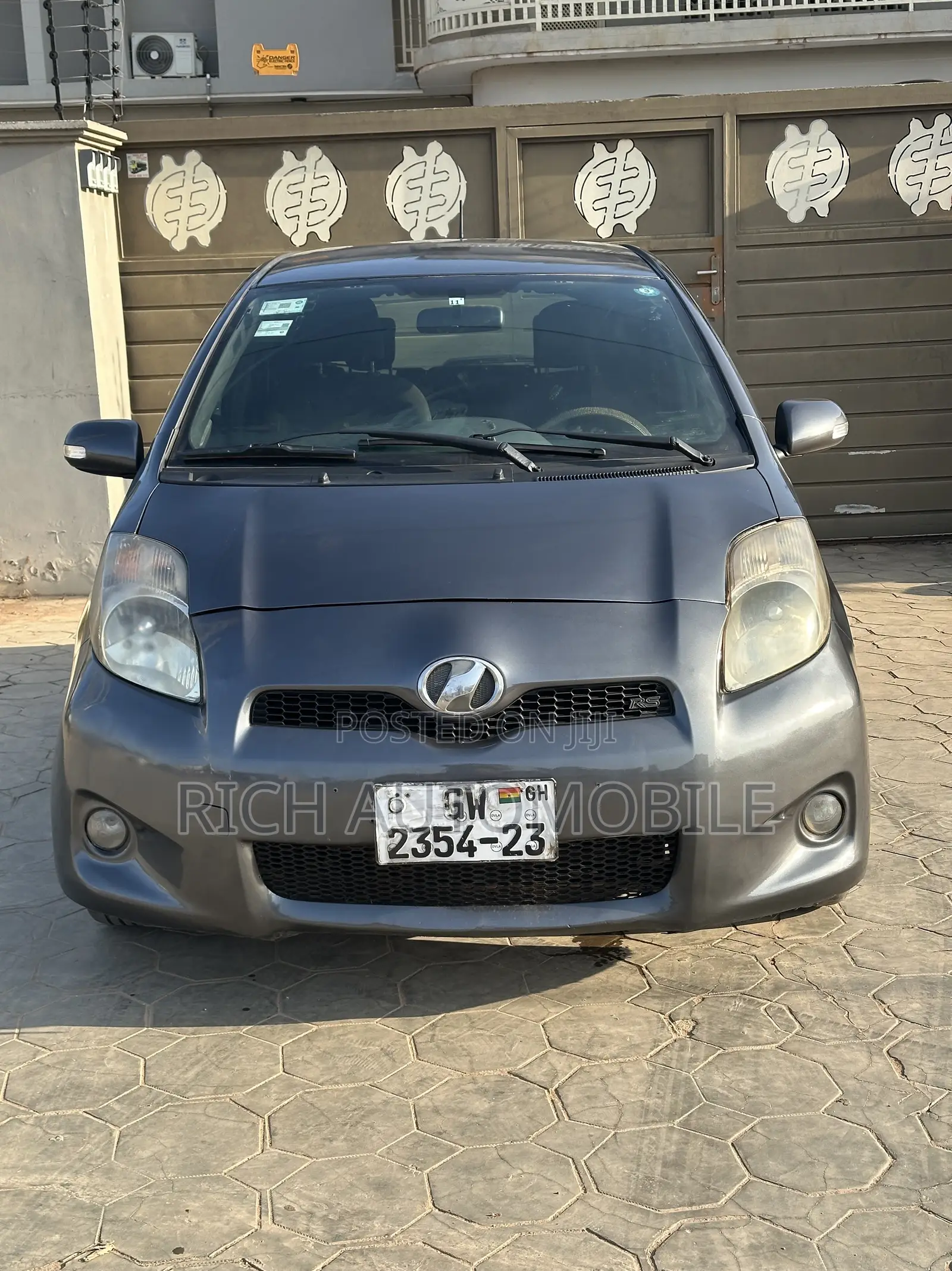 Toyota Vitz 1.3 FWD 3dr 2010 Gray