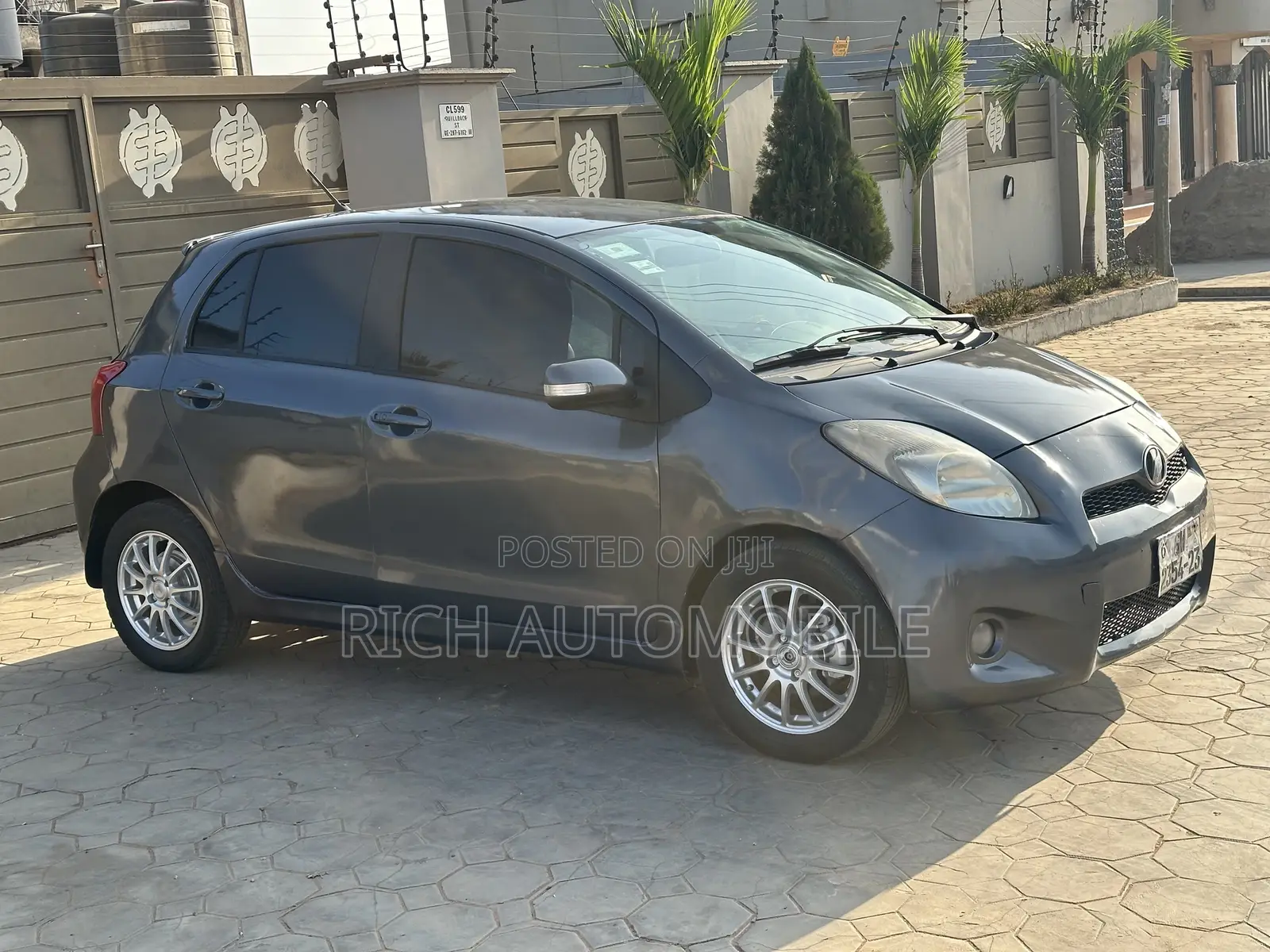 Toyota Vitz 1.3 FWD 3dr 2010 Gray