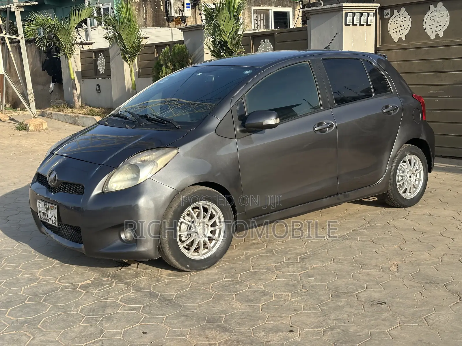 Toyota Vitz 1.3 FWD 3dr 2010 Gray