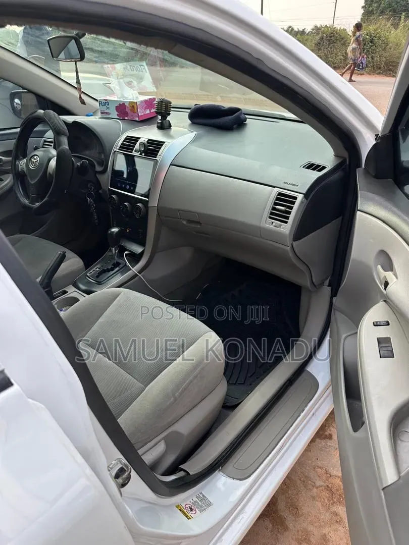 Toyota Corolla LE 4dr Sedan (1.8L 4cyl 4A) 2012 White