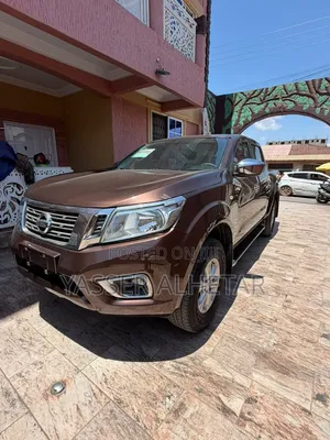 Nissan Navara 2017 Brown