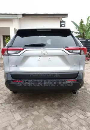Toyota RAV4 XLE AWD 2024 Silver
