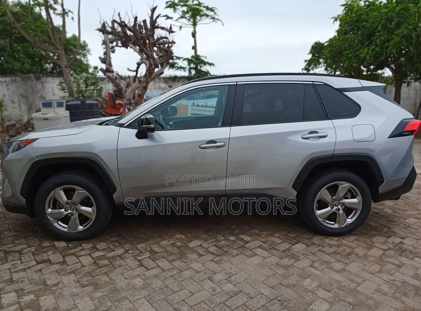 Toyota RAV4 XLE AWD 2024 Silver