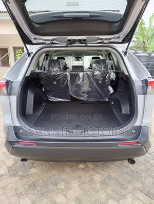 Toyota RAV4 XLE AWD 2024 Silver