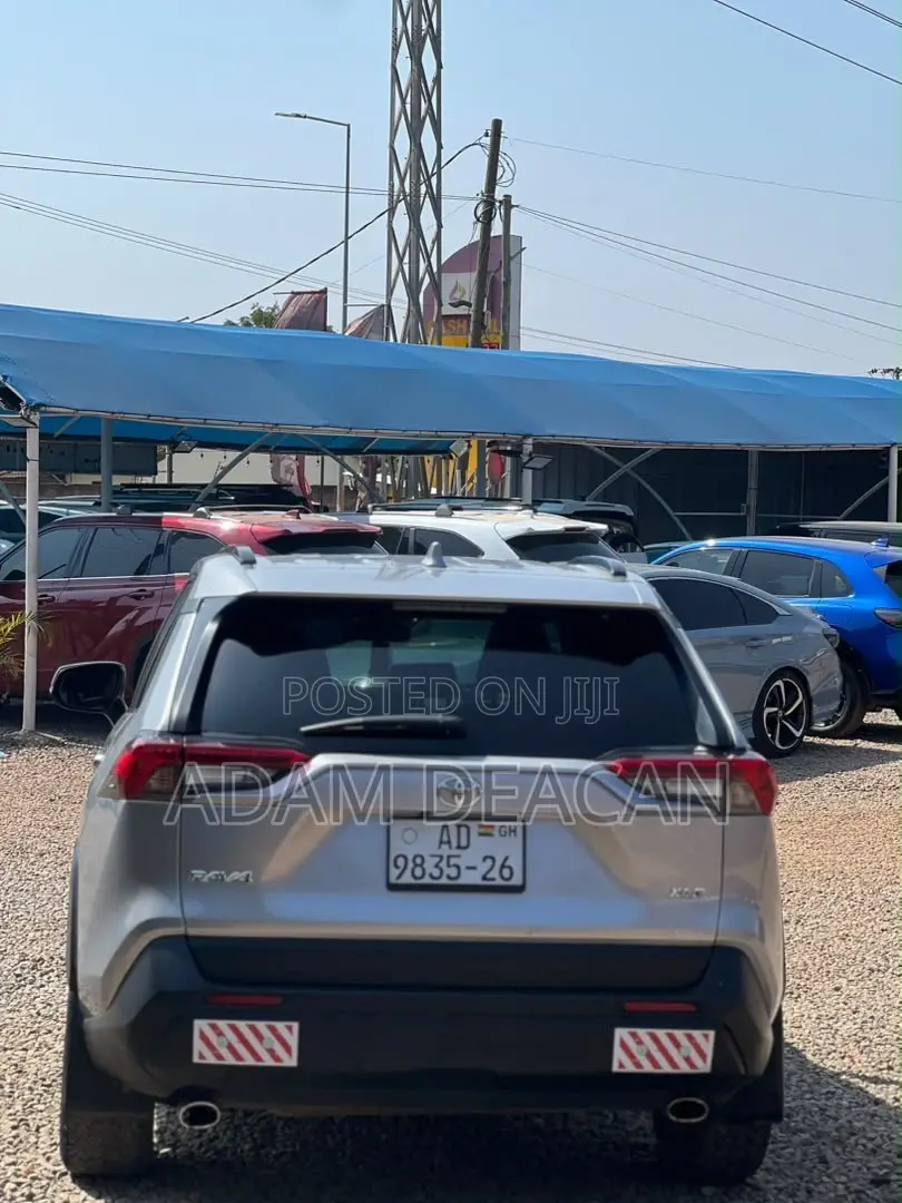 Toyota RAV4 XLE Premium AWD 2019 Silver