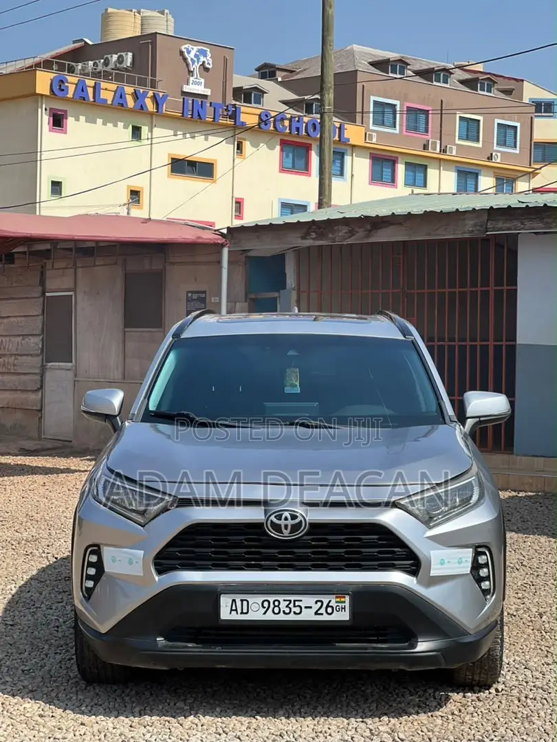Toyota RAV4 XLE Premium AWD 2019 Silver