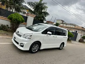 Toyota Voxy V 2WD 8-Seater 2013 White