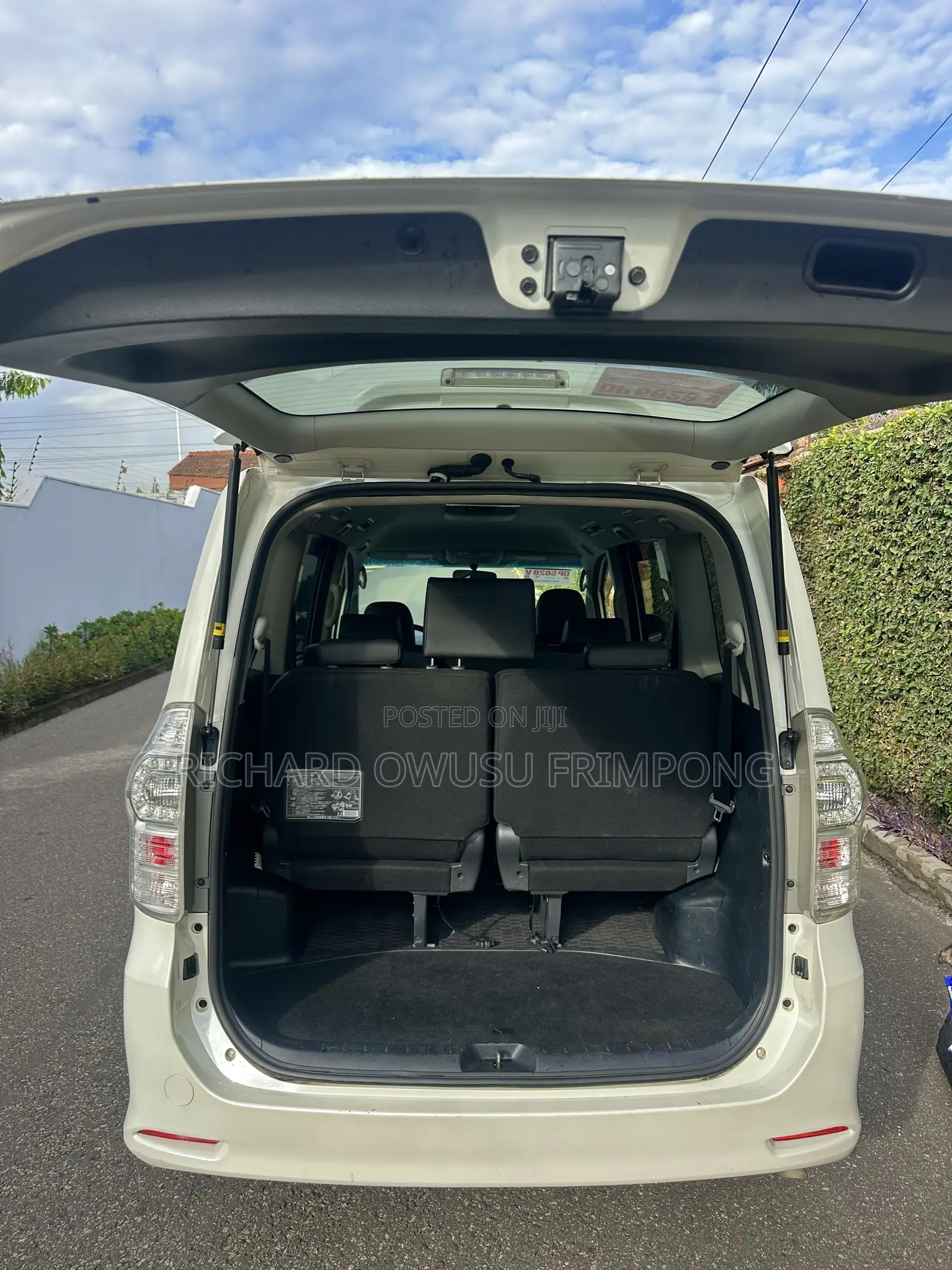 Toyota Voxy V 2WD 8-Seater 2013 White
