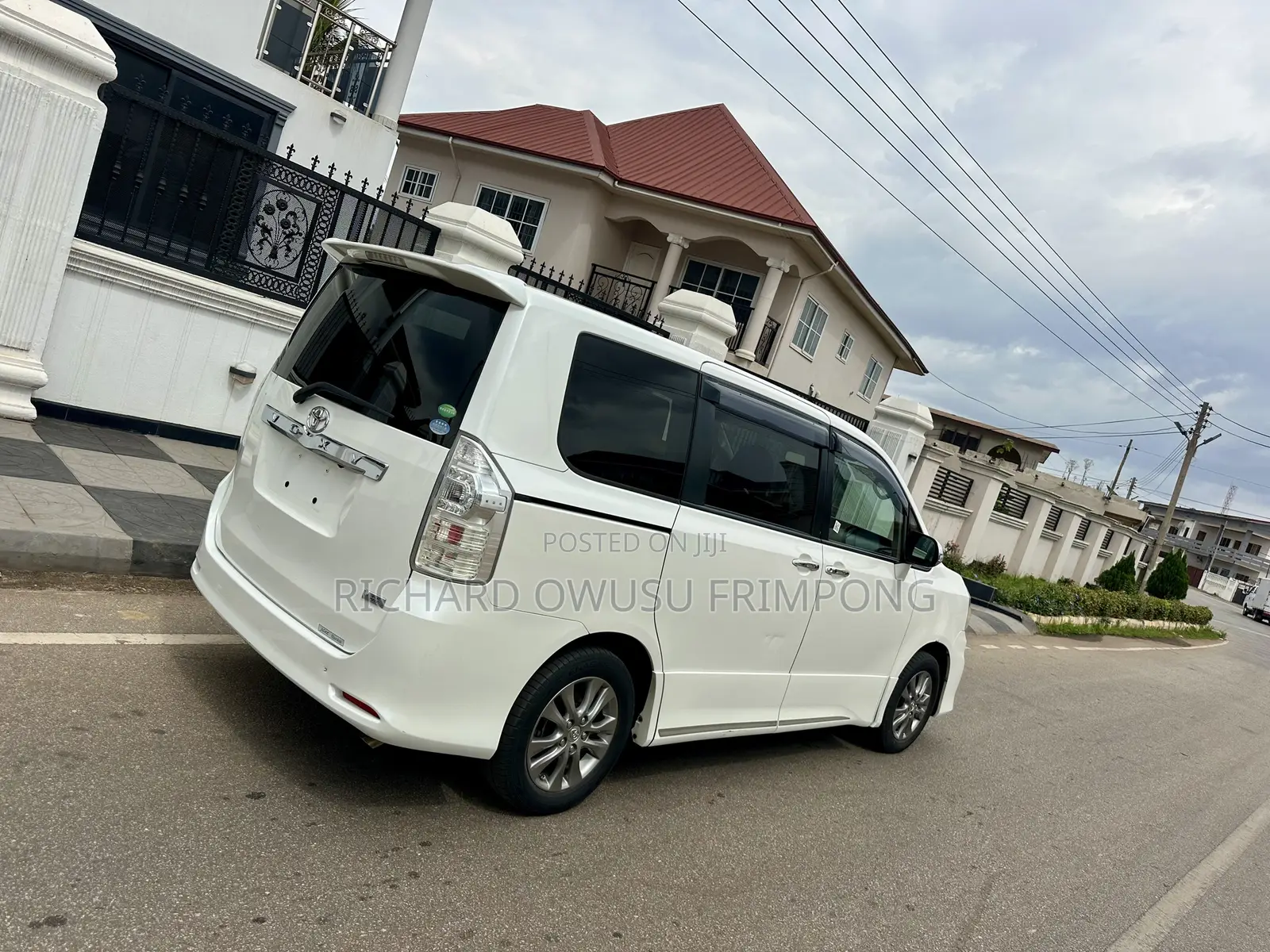 Toyota Voxy V 2WD 8-Seater 2013 White