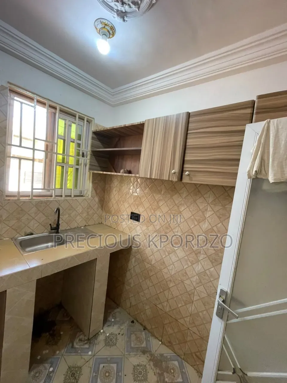 1bdrm Room & Parlour in Lakeside Comm 1 for rent