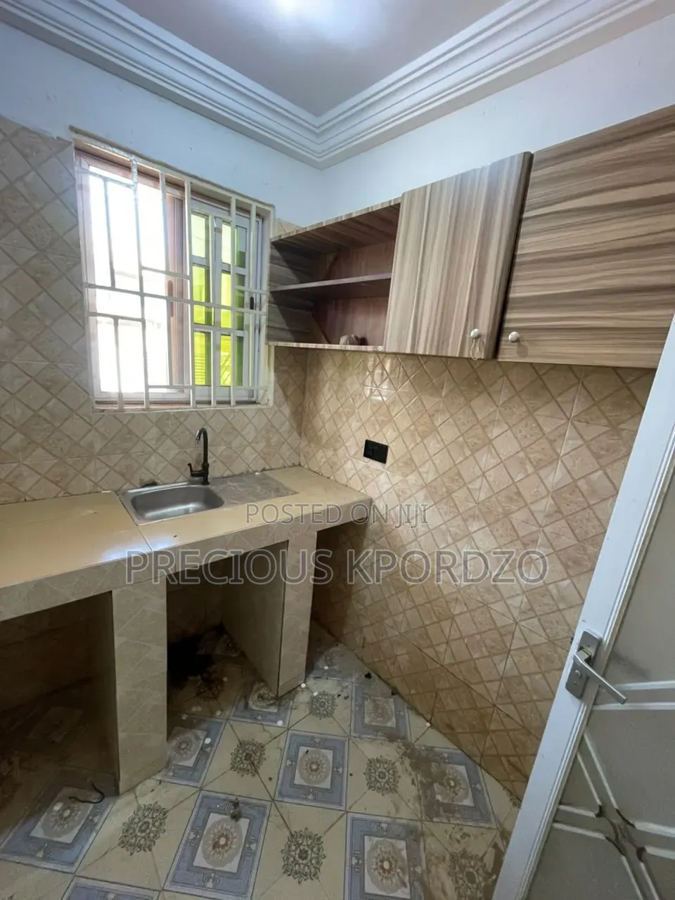 1bdrm Room & Parlour in Lakeside Comm 1 for rent