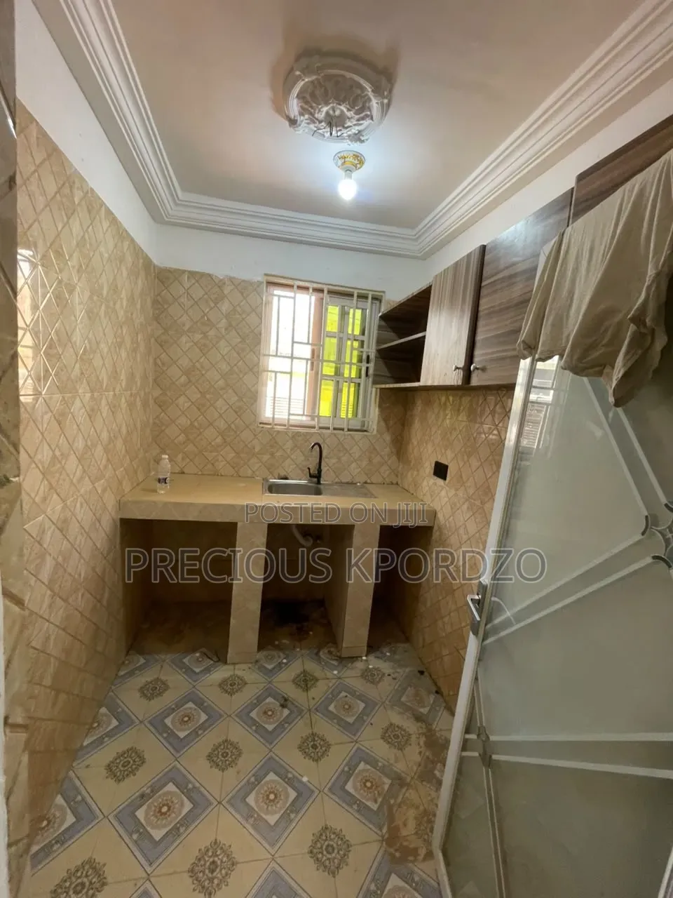 1bdrm Room & Parlour in Lakeside Comm 1 for rent