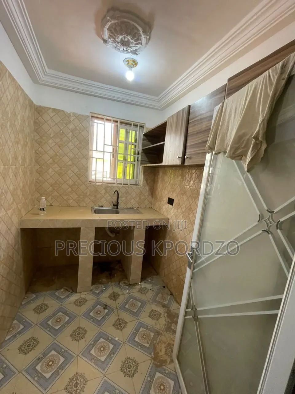 1bdrm Room & Parlour in Lakeside Comm 1 for rent
