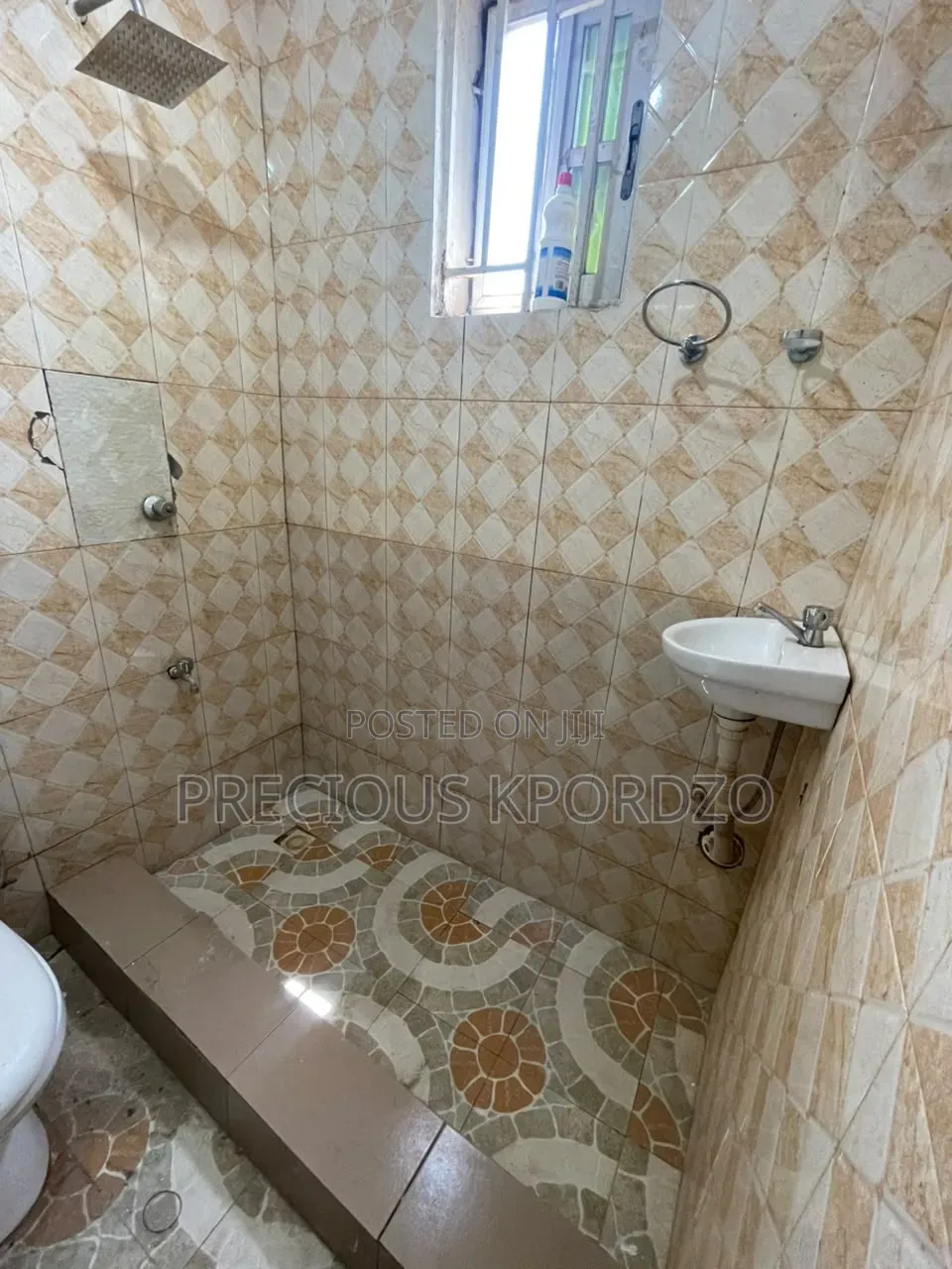 1bdrm Room & Parlour in Lakeside Comm 1 for rent
