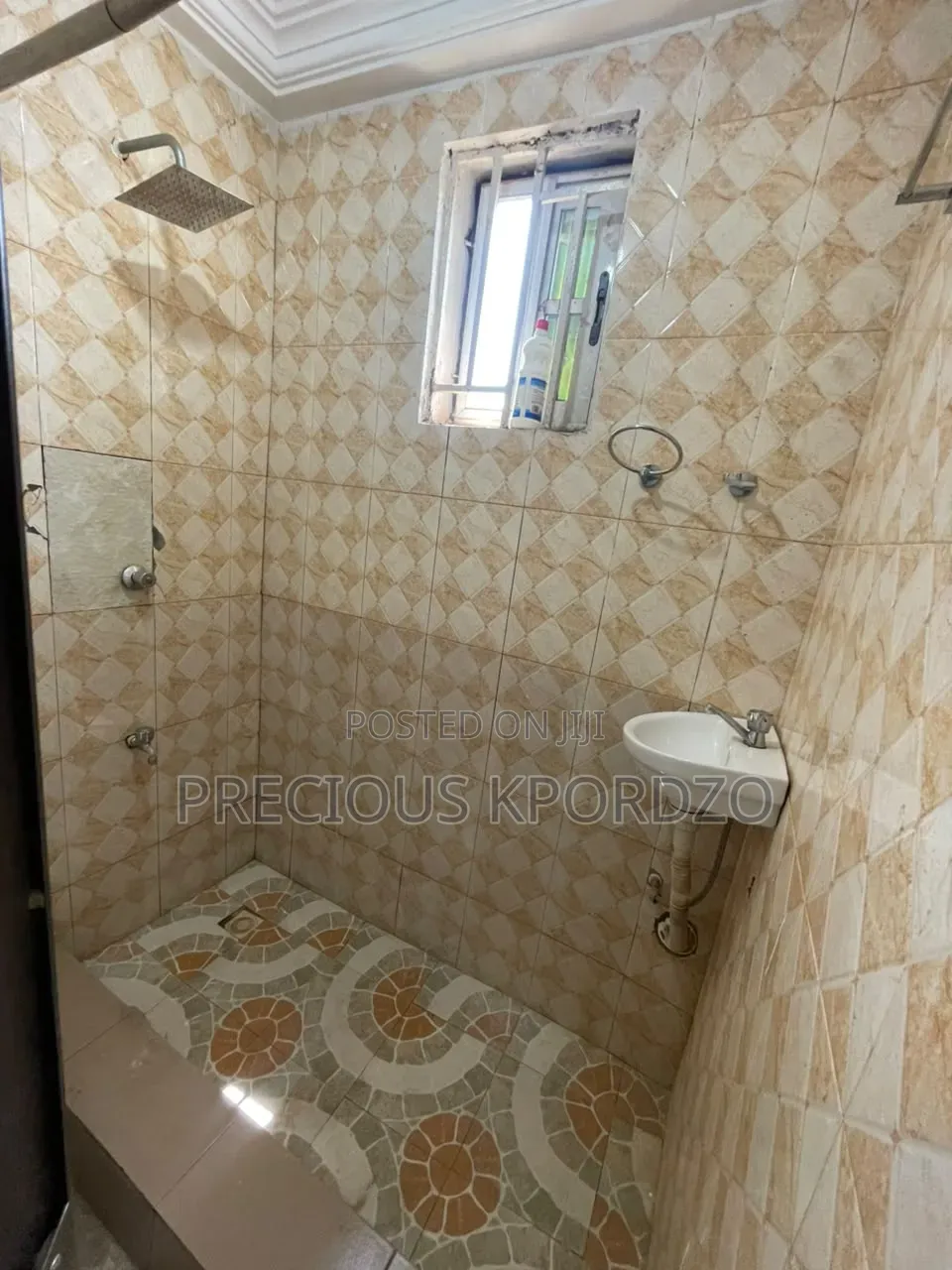 1bdrm Room & Parlour in Lakeside Comm 1 for rent