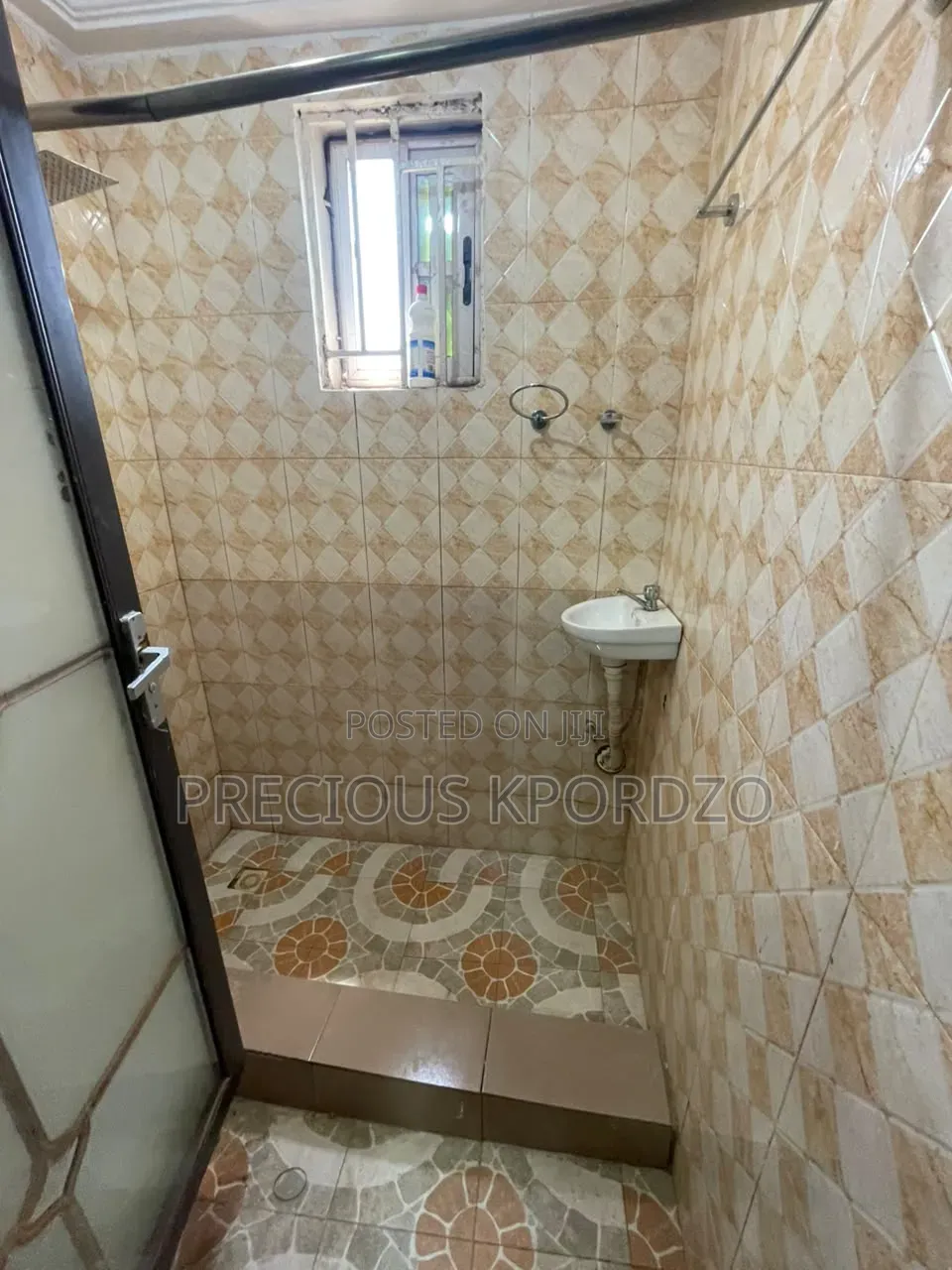 1bdrm Room & Parlour in Lakeside Comm 1 for rent