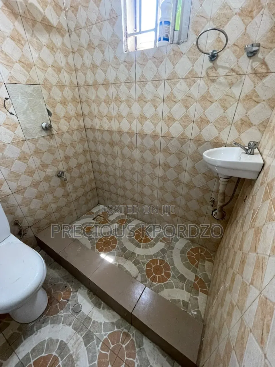1bdrm Room & Parlour in Lakeside Comm 1 for rent
