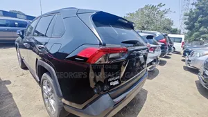Toyota RAV4 XLE 2025 Black
