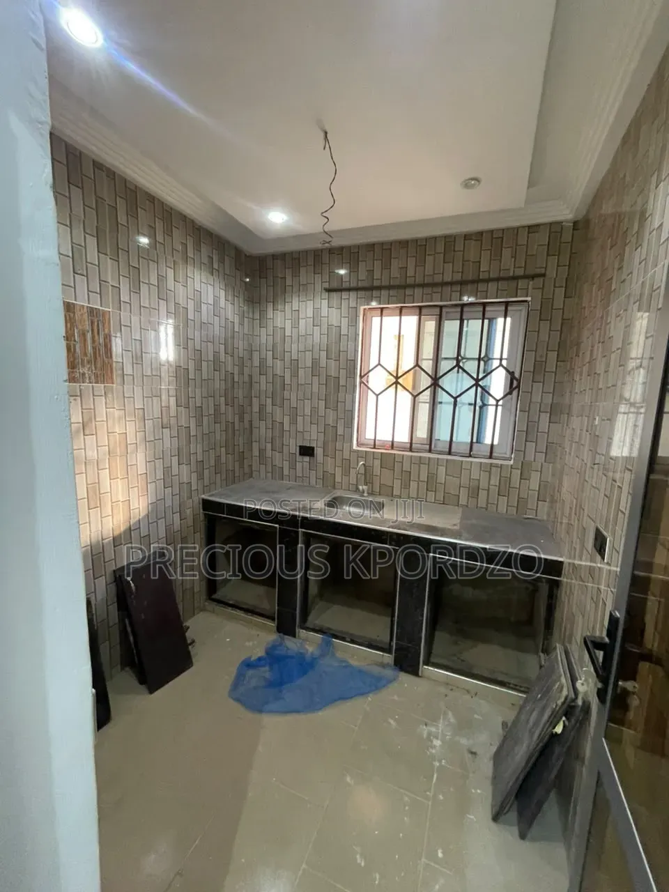 1bdrm Room & Parlour in Comm 1 Lakeside for rent