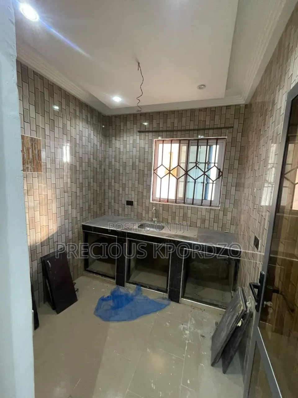 1bdrm Room & Parlour in Comm 1 Lakeside for rent