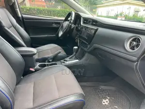 Toyota Corolla SE (1.8L 4cyl 6M) 2018 Black