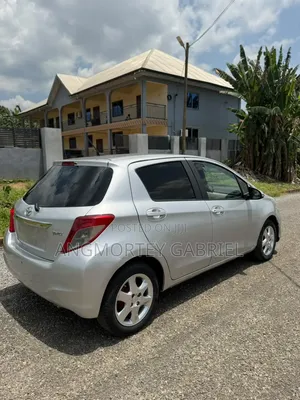Toyota Vitz 2013 Silver